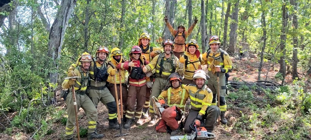 Seis bomberos forestales de la BRIF de Tabuyo partieron hace 12 días para combatir el incendio en Chile. Allí han luchado contra los diferentes focos de un incendio histórico. De regreso a España remarcan la importancia de una experiencia «inolvidable». 