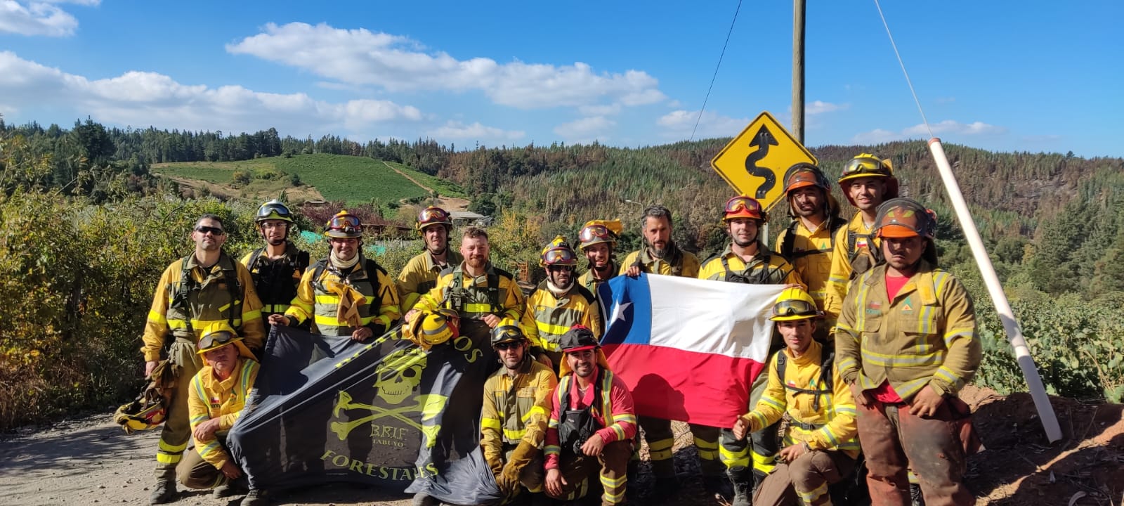 Seis bomberos forestales de la BRIF de Tabuyo partieron hace 12 días para combatir el incendio en Chile. Allí han luchado contra los diferentes focos de un incendio histórico. De regreso a España remarcan la importancia de una experiencia «inolvidable». 