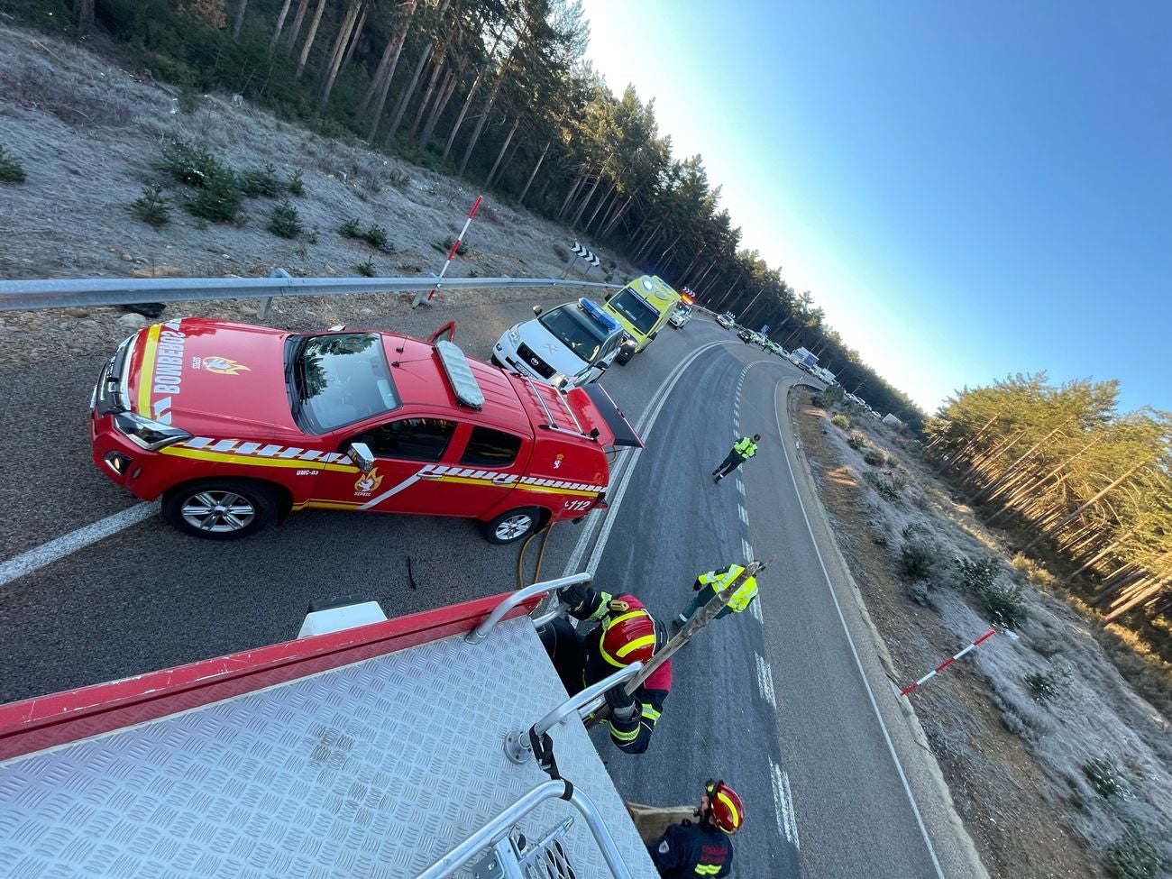 Luto en la localidad leonesa de La Robla. Este viernes ha fallecido en accidente de tráfico el presidente de Cruz Roja en esa localidad, Justo Ferreras Álvarez. El fallecido, de 80 años de edad, regresaba a La Robla después de acudir a León para devolver una silla de ruedas que había sido solicitada por un usuario. Fue en el recorrido cuando perdió la vida en un brutal accidente tras colisionar frontalmente su turismo con una furgoneta. 