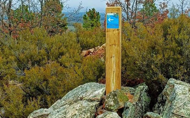 Baliza de la ruta en la peña Sabuguera.