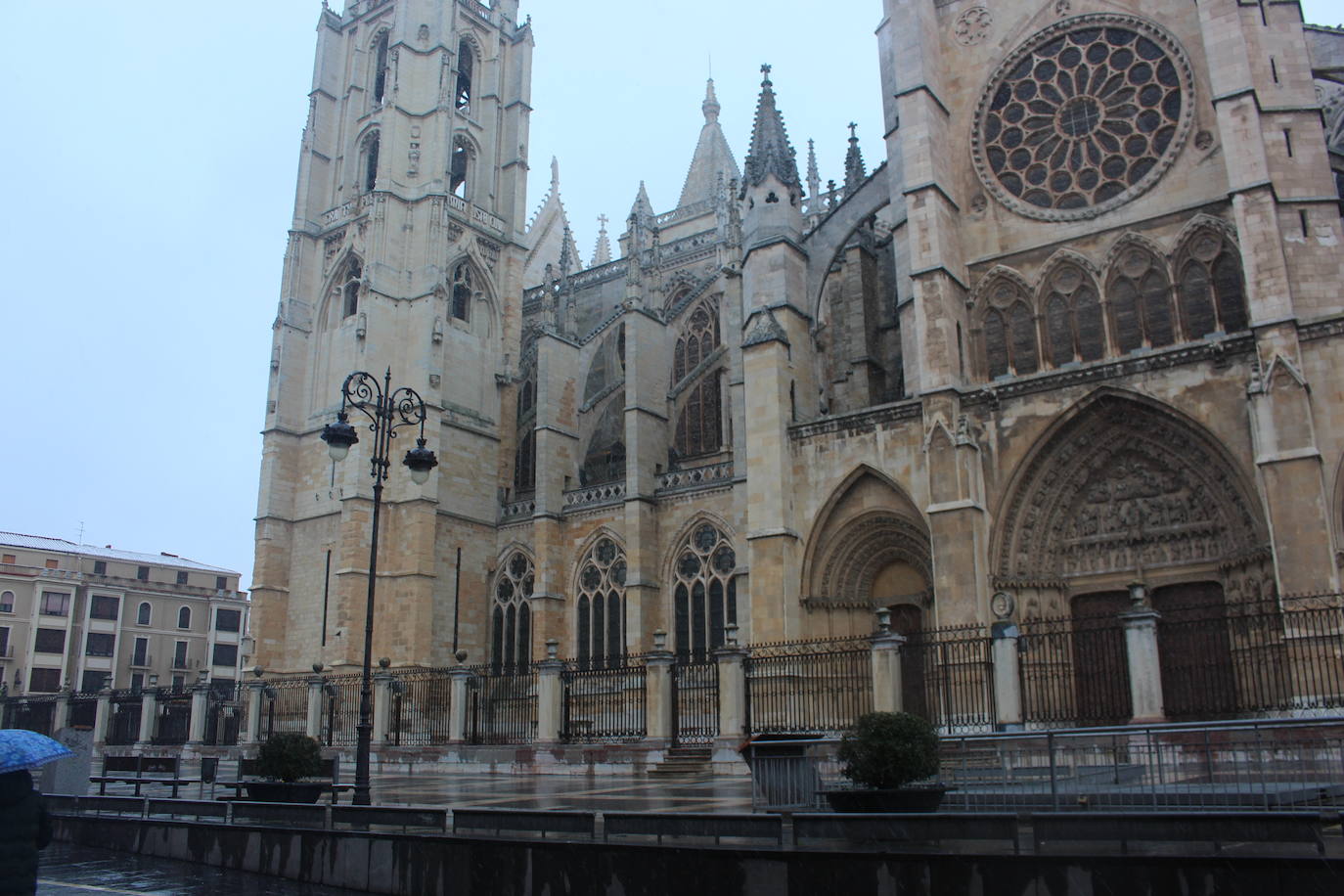 La nieve hace acto de presencia en León capital para despedir febrero. 