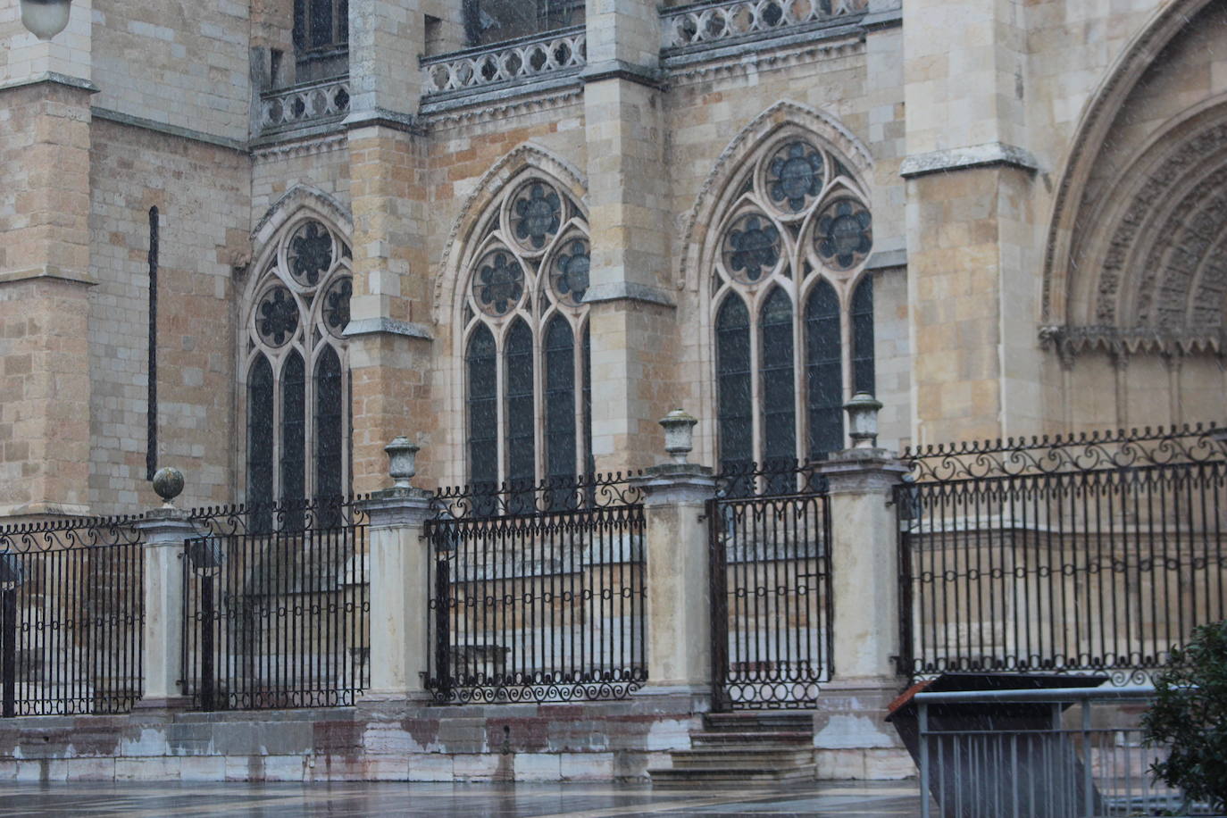 La nieve hace acto de presencia en León capital para despedir febrero. 