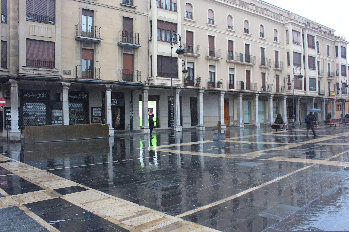 La nieve hace acto de presencia en León capital para despedir febrero. 