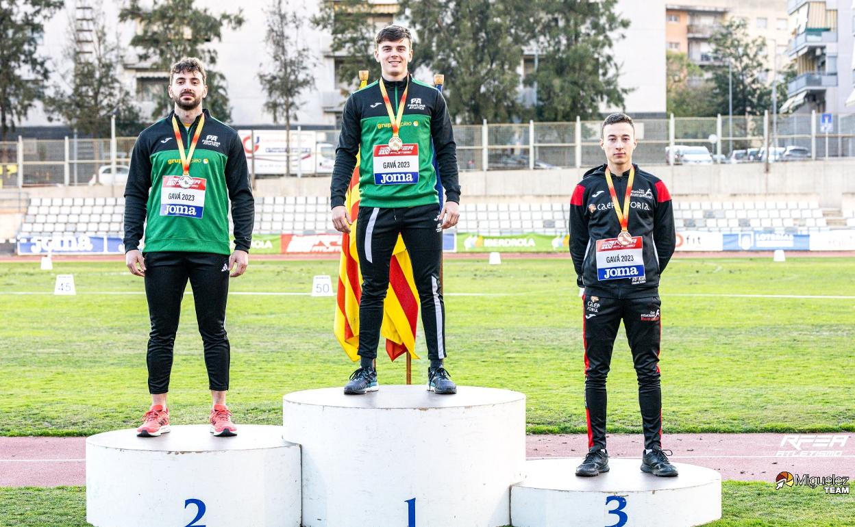 Pablo Costas posa con su medalla de bronce en el podio.