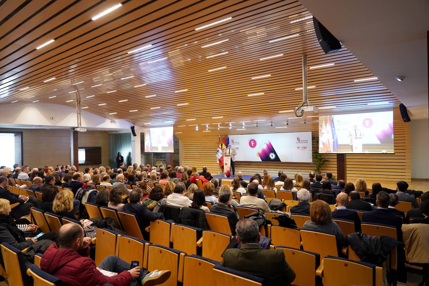 El consejero de la Presidencia, Jesús Julio Carnero, interviene en la presentación del curso académico de la ECLAP 2023. En la imagen, junto al presidente del Ces, Enrique Cabero, y la delegada territorial de la Junta Raquel Alonso.