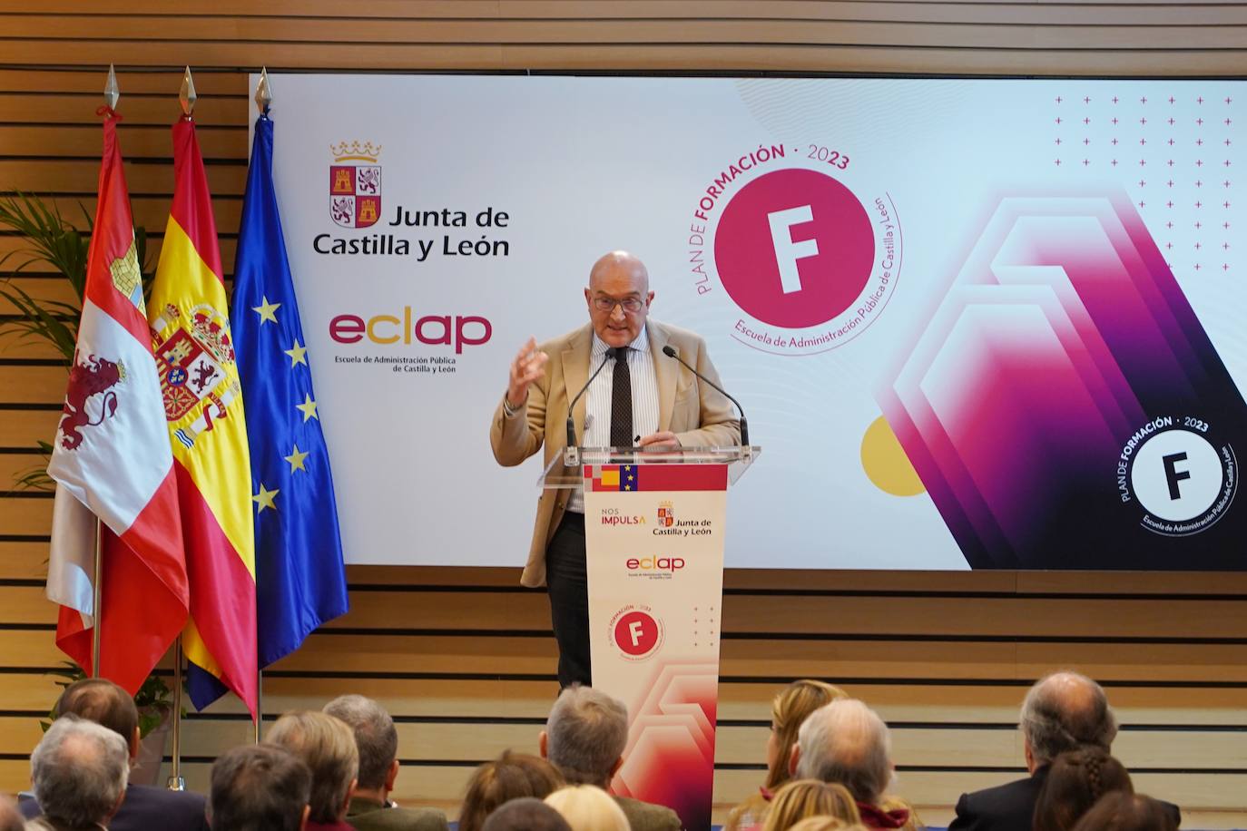 El consejero de la Presidencia, Jesús Julio Carnero, interviene en la presentación del curso académico de la ECLAP 2023. En la imagen, junto al presidente del Ces, Enrique Cabero, y la delegada territorial de la Junta Raquel Alonso.