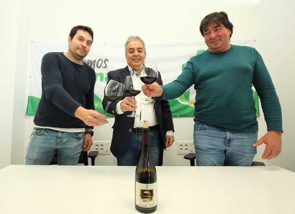 El director general de Asprona Bierzo, Valentín Barrio (I), junto a los responsables de la bodega 13 Viñas, Julio Calvo (C), y Jesús Alcaide (D), en la presentación del proyecto Aspronawine.