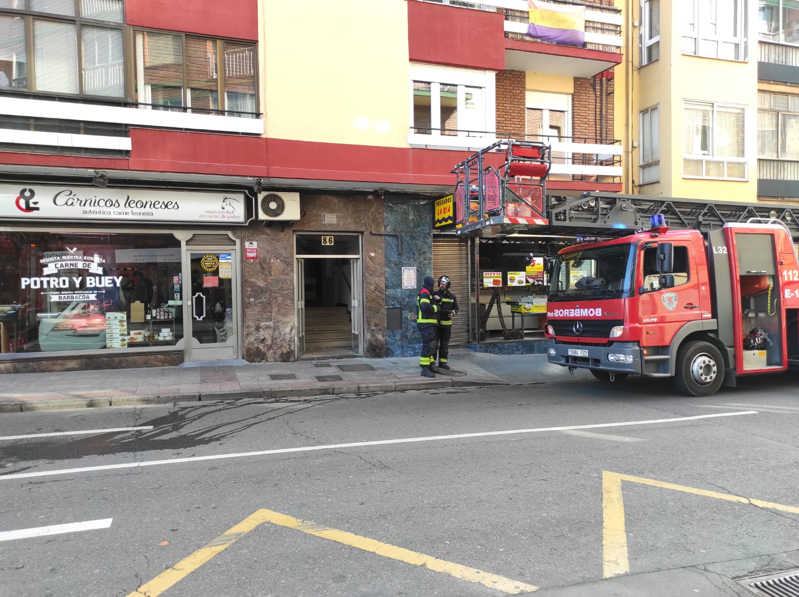 Una caldera averiada obliga a intervenir a los Bomberos de León en la calle San Juan. El mal funcionamiento del aparato de calefacción derivó en un exceso de humo que alertó a los servicios antiincendios. 