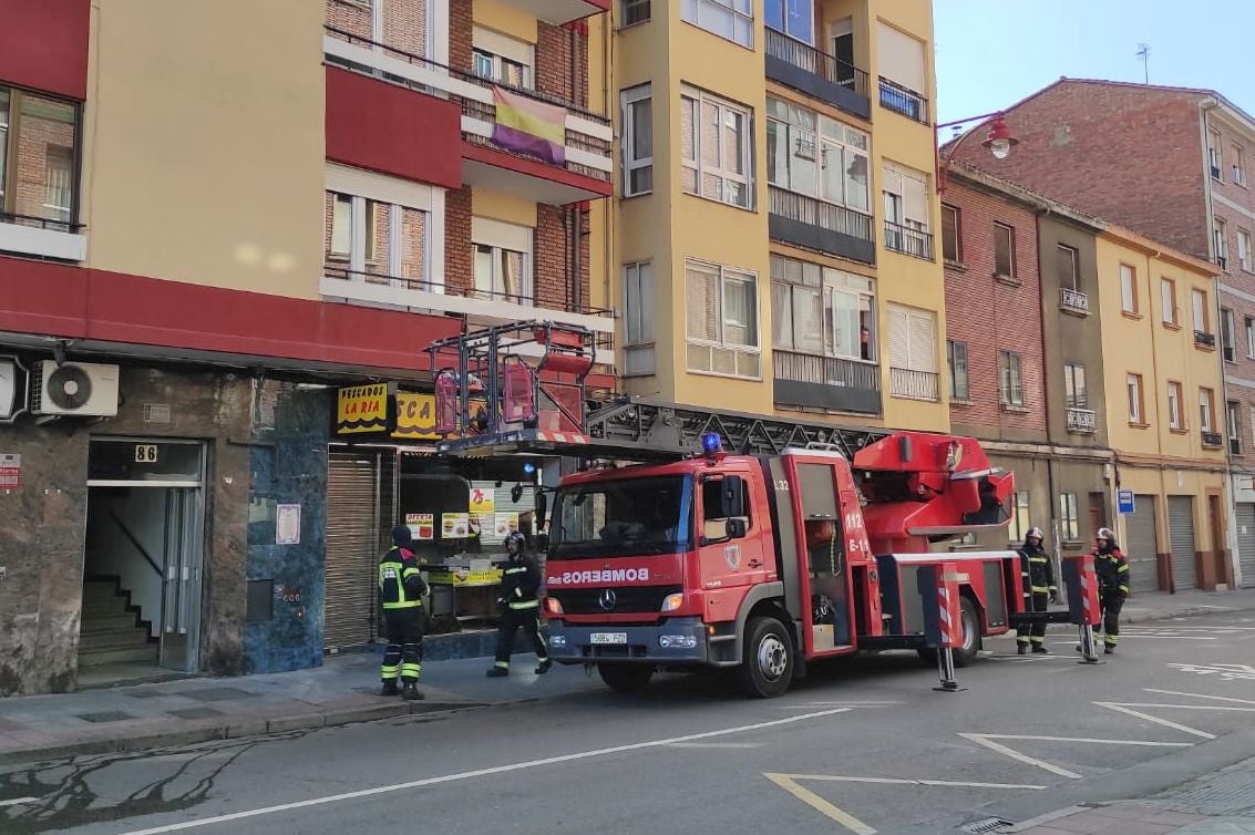 Una caldera averiada obliga a intervenir a los Bomberos de León en la calle San Juan. El mal funcionamiento del aparato de calefacción derivó en un exceso de humo que alertó a los servicios antiincendios. 