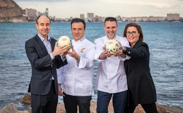 De izquierda a derecha, el sumiller Juanma del Rey y el chef David García, de El Corral de la Morería, y el chef Fran Martínez y Cristina Díaz -mejor sumiller de España en 2022-, de Maralba.