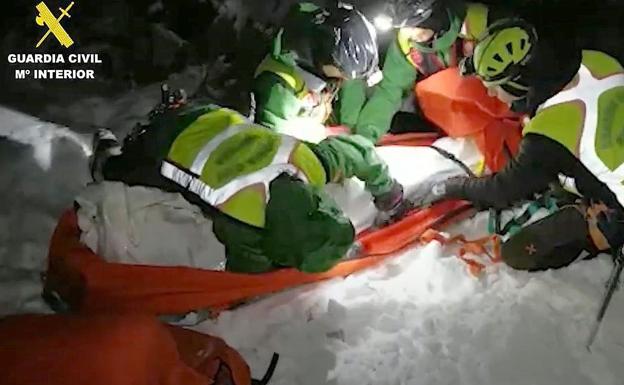 Momento en el que los efectivos de la Guardia Civil proceden al rescate del cuerpo sin vida del montañero leonés. 