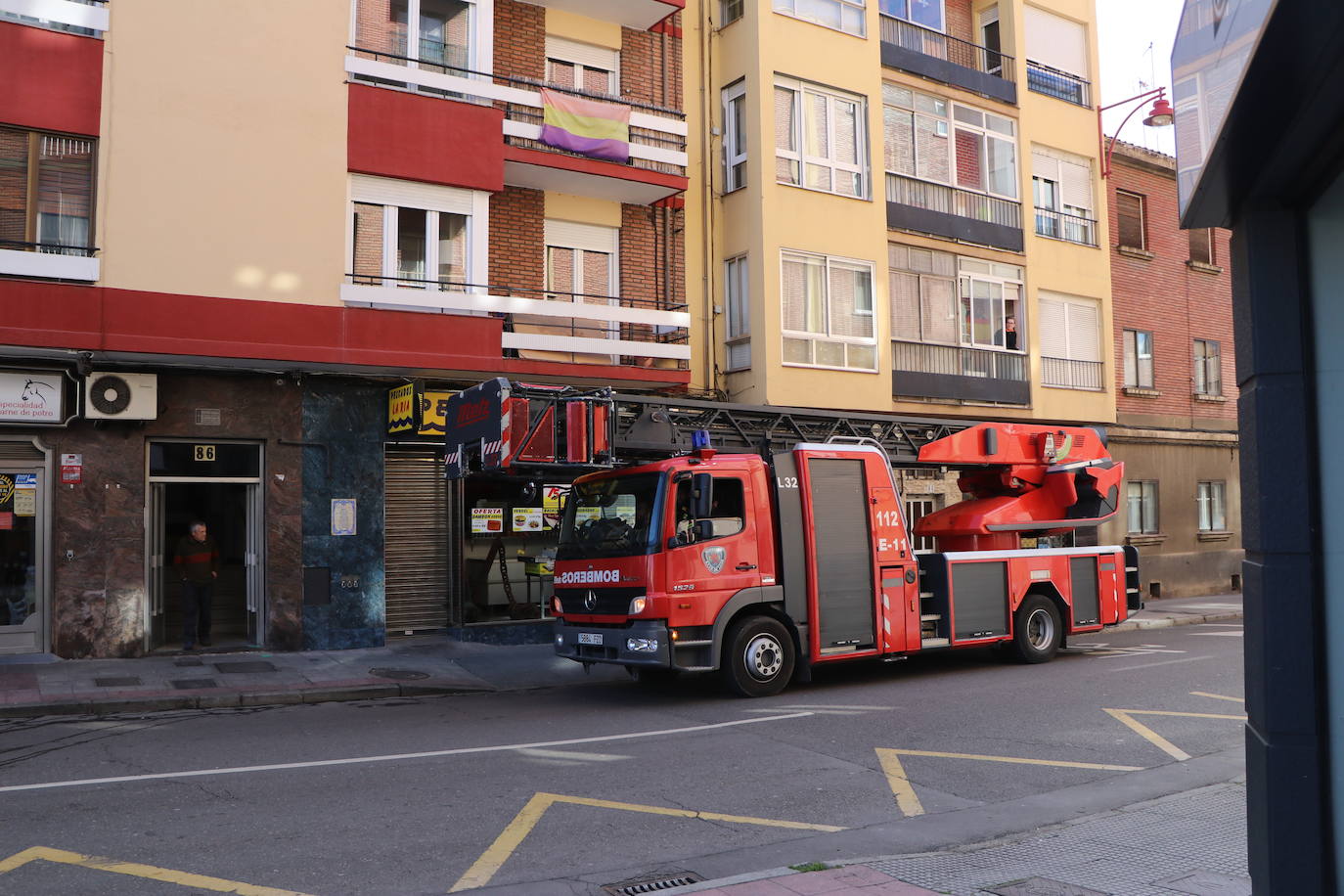 Una caldera averiada obliga a intervenir a los Bomberos de León en la calle San Juan. El mal funcionamiento del aparato de calefacción derivó en un exceso de humo que alertó a los servicios antiincendios. 