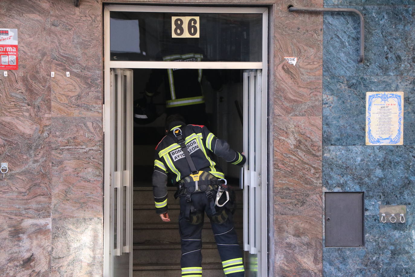 Una caldera averiada obliga a intervenir a los Bomberos de León en la calle San Juan. El mal funcionamiento del aparato de calefacción derivó en un exceso de humo que alertó a los servicios antiincendios. 