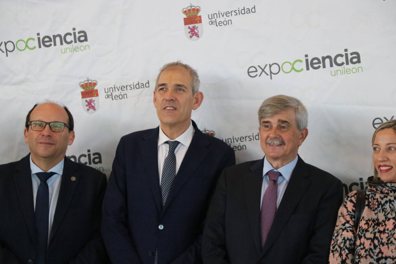 El Palacio de Exposiciones y Congresos de León acoge la cuarta edición de Expociencia que durante tres jornadas conectará la investigación que se realiza en aulas y laboratorios de la Universidad de León con su provincia | Se espera superar las 16.000 visitas en una edición en la que participan 400 investigadores de la Ule y que cuenta con representación de todas las áreas de conocimiento.