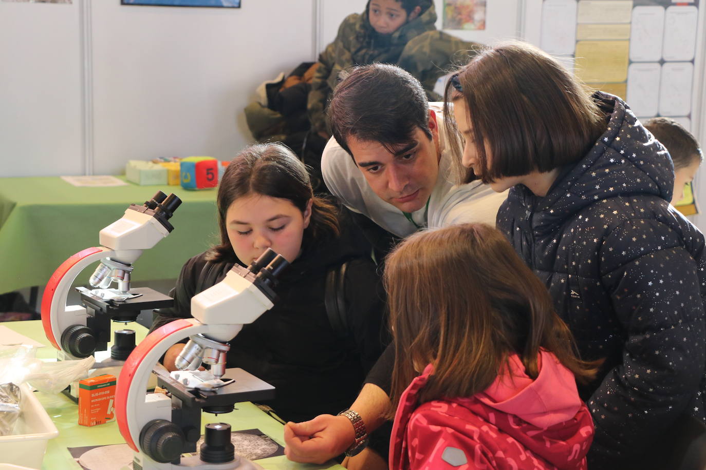 El Palacio de Exposiciones y Congresos de León acoge la cuarta edición de Expociencia que durante tres jornadas conectará la investigación que se realiza en aulas y laboratorios de la Universidad de León con su provincia | Se espera superar las 16.000 visitas en una edición en la que participan 400 investigadores de la Ule y que cuenta con representación de todas las áreas de conocimiento.