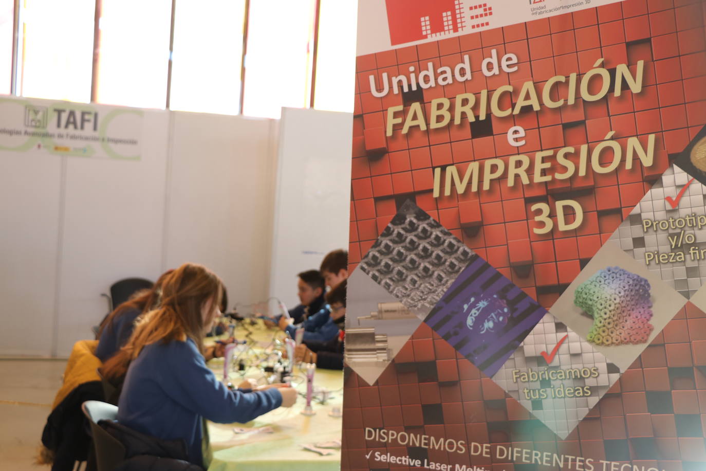 El Palacio de Exposiciones y Congresos de León acoge la cuarta edición de Expociencia que durante tres jornadas conectará la investigación que se realiza en aulas y laboratorios de la Universidad de León con su provincia | Se espera superar las 16.000 visitas en una edición en la que participan 400 investigadores de la Ule y que cuenta con representación de todas las áreas de conocimiento.