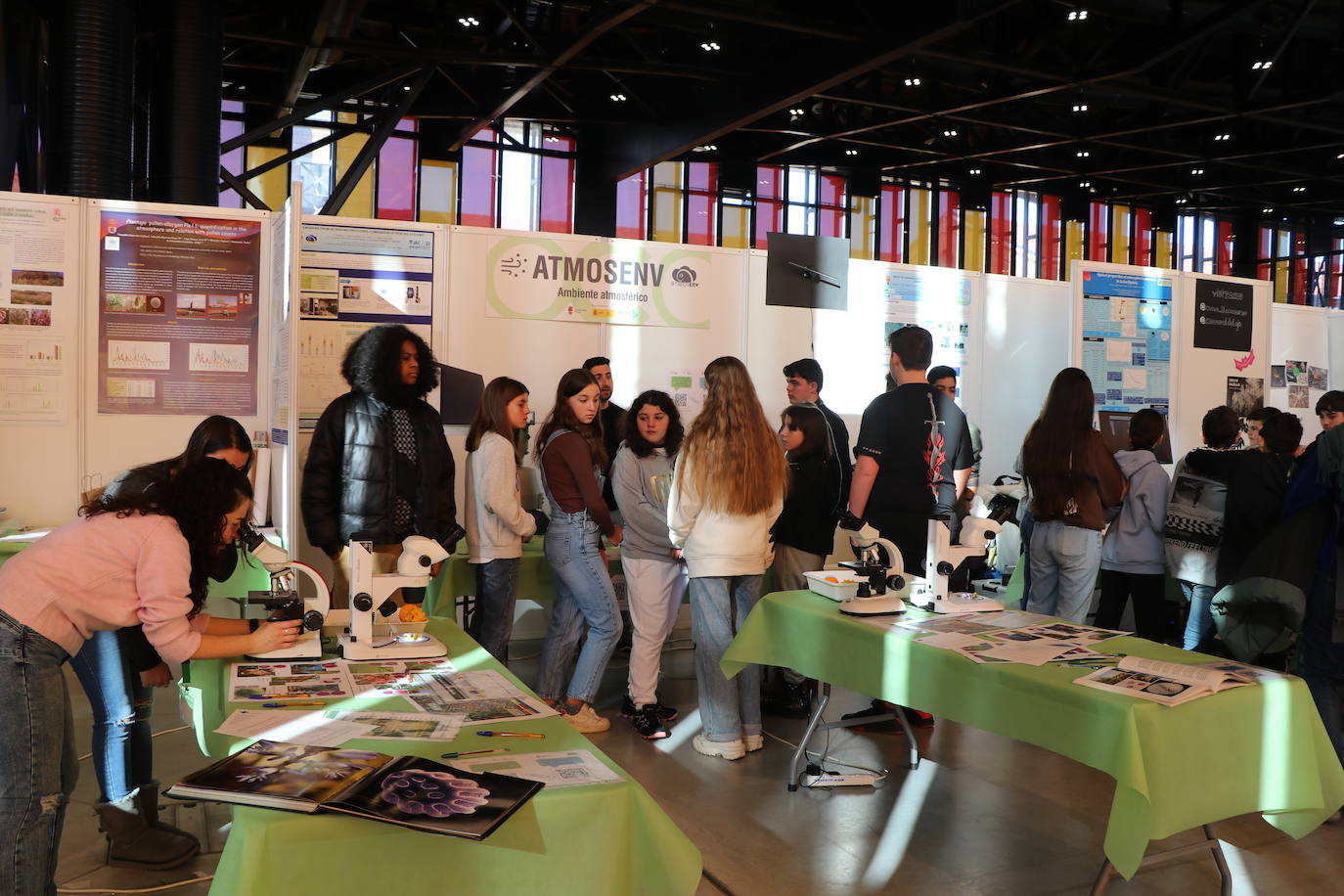 El Palacio de Exposiciones y Congresos de León acoge la cuarta edición de Expociencia que durante tres jornadas conectará la investigación que se realiza en aulas y laboratorios de la Universidad de León con su provincia | Se espera superar las 16.000 visitas en una edición en la que participan 400 investigadores de la Ule y que cuenta con representación de todas las áreas de conocimiento.