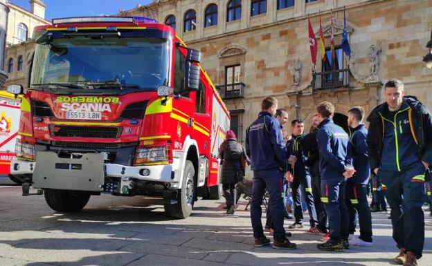 Galería. La Diputación de León ha presentado este miércoles a los primeros bomberos que formarán parte del Sepeis. 