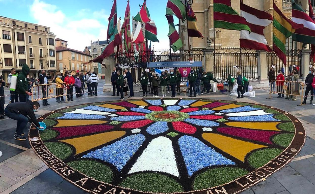 Alfombra floral instalada a los pies de la Catedral de León con motivo de la festividad de San Froilán.