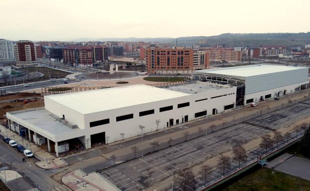 Imagen principal - Vista general y escaleras interiores en el nuevo centro comercial que abrirá sus puertas en La Lastra. 