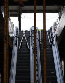 Imagen secundaria 2 - Vista general y escaleras interiores en el nuevo centro comercial que abrirá sus puertas en La Lastra. 