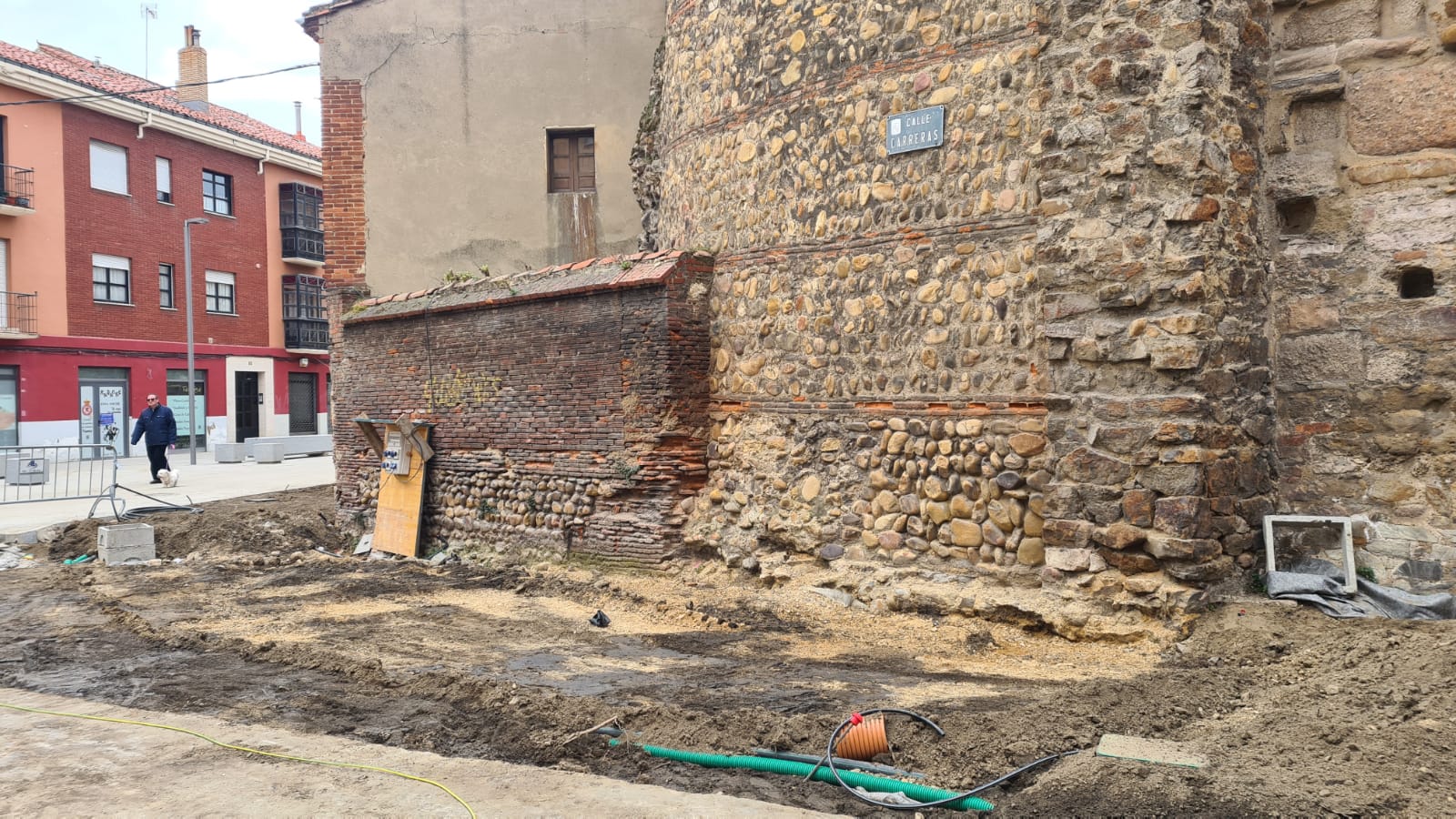 Las obras de peatonalización de la calle Carreras avanzan con la duda de los primeros cubos y su forma de cumplir con el requerimiento de Patrimonio.