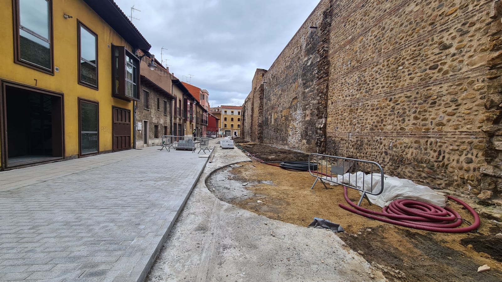 Las obras de peatonalización de la calle Carreras avanzan con la duda de los primeros cubos y su forma de cumplir con el requerimiento de Patrimonio.