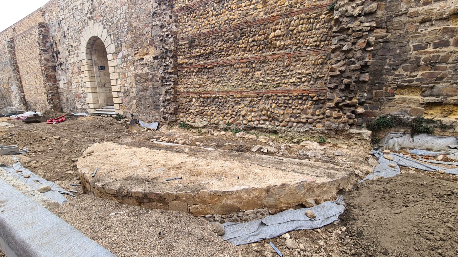 Las obras de peatonalización de la calle Carreras avanzan con la duda de los primeros cubos y su forma de cumplir con el requerimiento de Patrimonio.