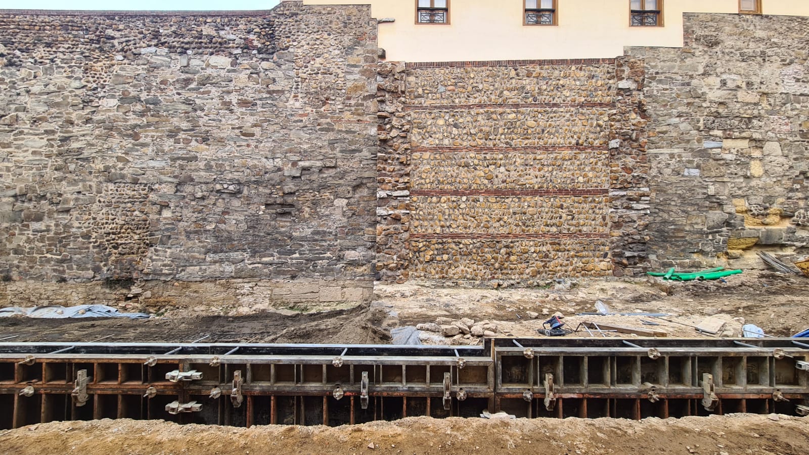 Las obras de peatonalización de la calle Carreras avanzan con la duda de los primeros cubos y su forma de cumplir con el requerimiento de Patrimonio.