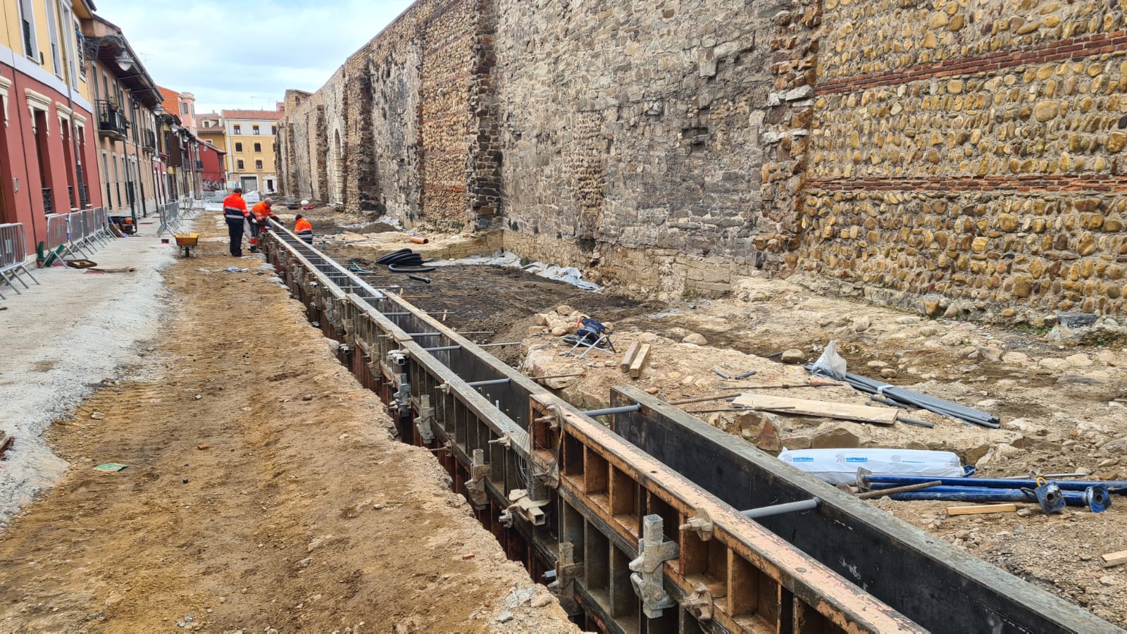 Las obras de peatonalización de la calle Carreras avanzan con la duda de los primeros cubos y su forma de cumplir con el requerimiento de Patrimonio.