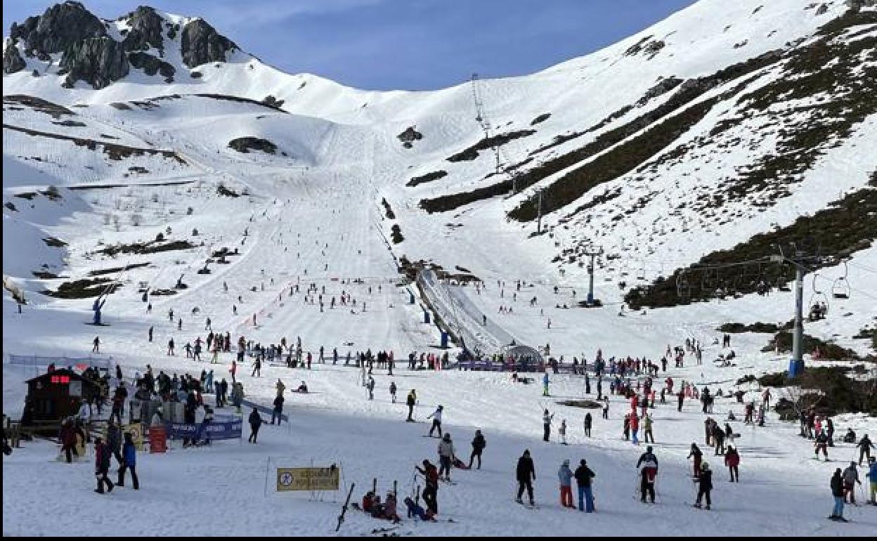 Las zonas de Cebolledo, Riopinos y Requjines continúan abiertas para la práctica del deporte blanco en San Isidro.