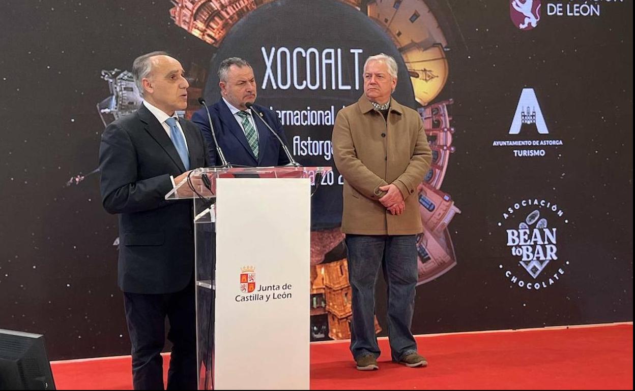 El alcalde de Astorga, Juan José Alonso Perandonez y el presidente de la Diputación, Eduardo Morán durante la presentación de Xocoalt en Fitur. 