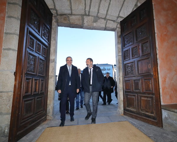 El secretario de Estado de Infraestructuras junto al alcalde de Ponferrada, durante la visita.