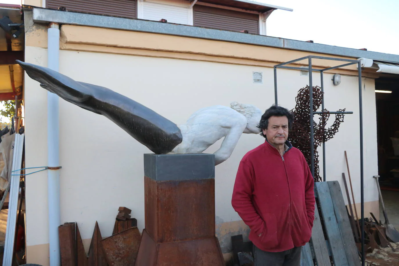 Amancio González en su taller de Lorenzana.