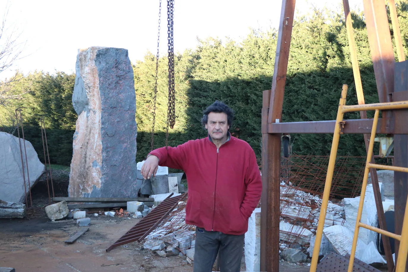 Amancio González en su taller de Lorenzana.