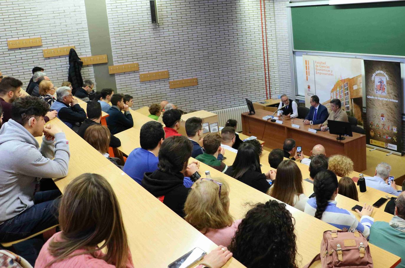 Pedro Baños, militar leonés, coronel en la reserva del Ejército de Tierra (infantería) especialista en geoestrategia, defensa, seguridad, analista y escritor de geopolítica mundial, ha presentado esta mañana en la Facultad de Ciencias Económicas y Empresariales de la ULE, su libro..