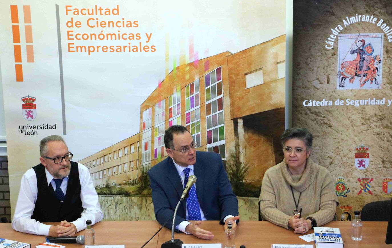 Pedro Baños, militar leonés, coronel en la reserva del Ejército de Tierra (infantería) especialista en geoestrategia, defensa, seguridad, analista y escritor de geopolítica mundial, ha presentado esta mañana en la Facultad de Ciencias Económicas y Empresariales de la ULE, su libro..