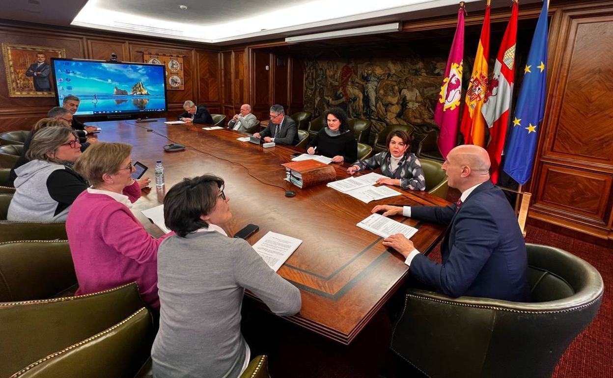 Reunión del equipo de gobierno para poner en común los asuntos de la junta.