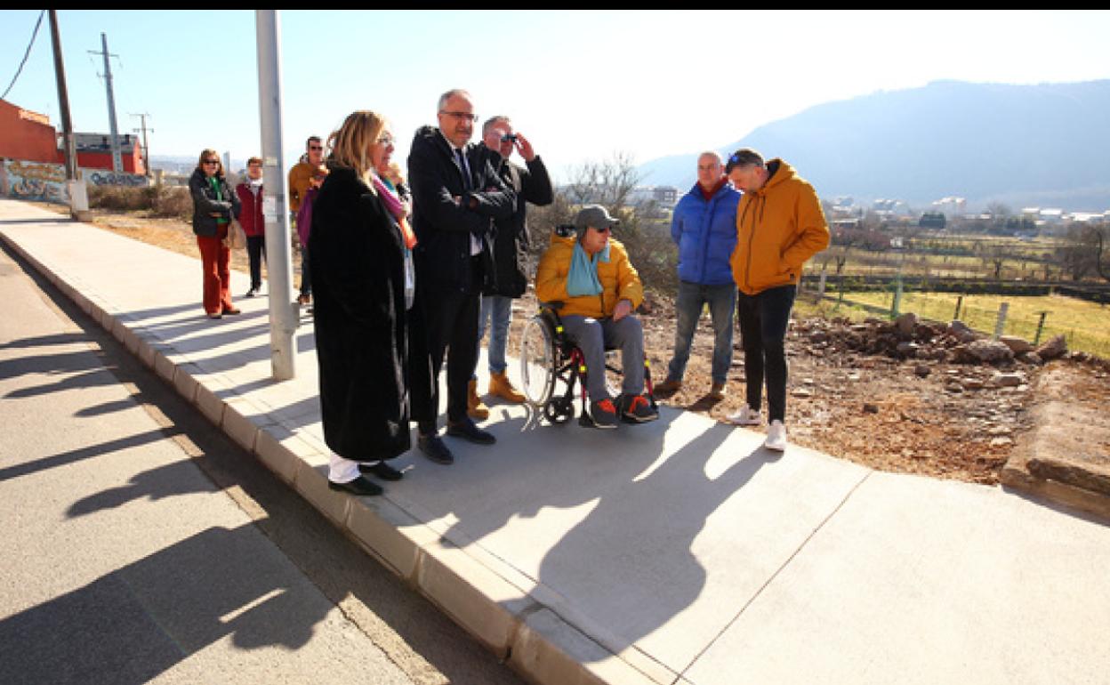 El alcalde de Ponferrada junto a los ediles de Infraestructuras y Deportes, en la inauguración de la obra.