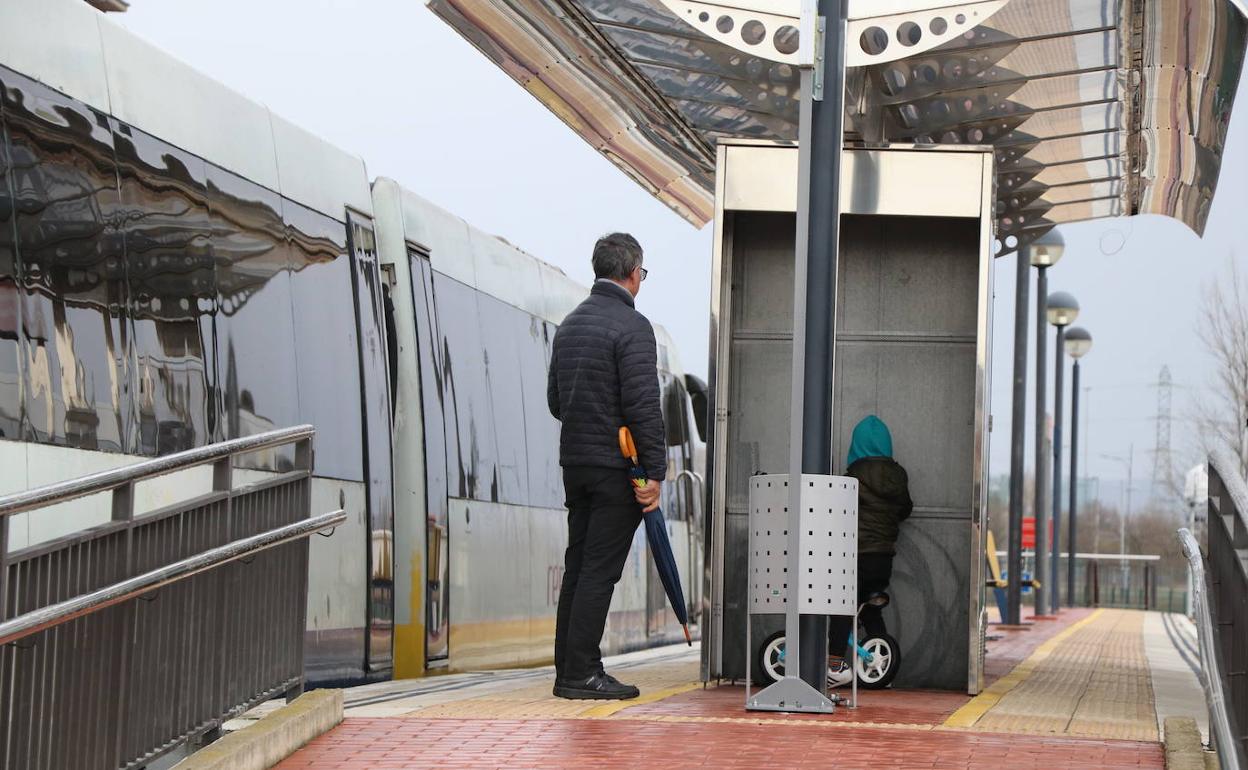 Los trenes Feve siguen parados en la Asunción y sin poder acceder al centro de la capital.