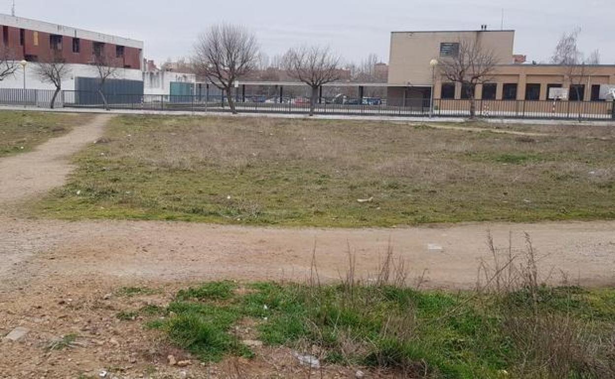 Parcela de Eras de Renueva sobre la que se ubicará el nuevo polideportivo para los centros escolares.