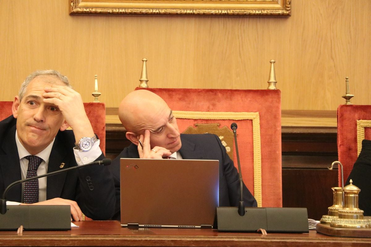 Pleno extraordinario sobre el viaje del alcalde de León a Catar. «No ha habido inversión ni promoción de León; sólo ha habido un obsequio en forma de placer y lujo a usted y su mujer», asegura la oposición. Diez defiende los logros del desplazamiento: «No me parará la reprobación, solo el pueblo de León».