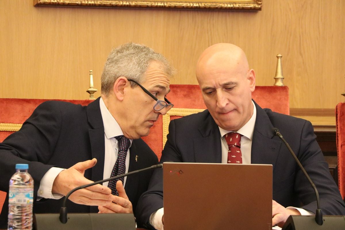 Pleno extraordinario sobre el viaje del alcalde de León a Catar. «No ha habido inversión ni promoción de León; sólo ha habido un obsequio en forma de placer y lujo a usted y su mujer», asegura la oposición. Diez defiende los logros del desplazamiento: «No me parará la reprobación, solo el pueblo de León».