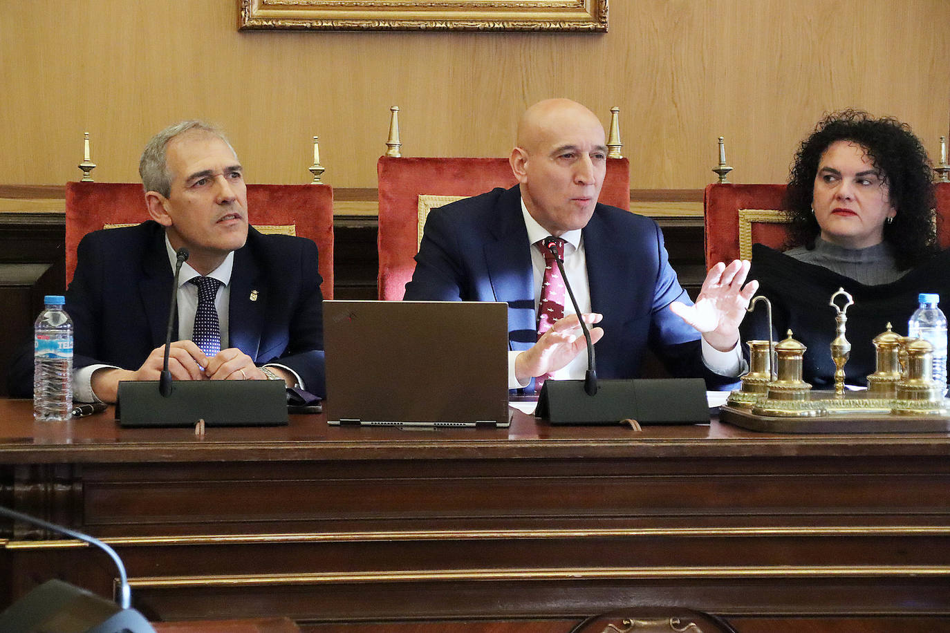 Pleno extraordinario sobre el viaje del alcalde de León a Catar. «No ha habido inversión ni promoción de León; sólo ha habido un obsequio en forma de placer y lujo a usted y su mujer», asegura la oposición. Diez defiende los logros del desplazamiento: «No me parará la reprobación, solo el pueblo de León».