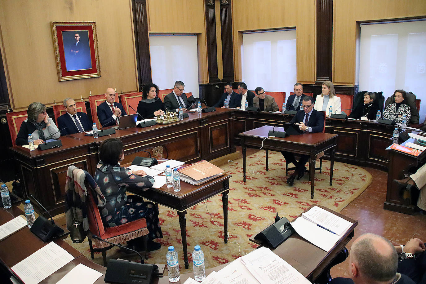 Pleno extraordinario sobre el viaje del alcalde de León a Catar. «No ha habido inversión ni promoción de León; sólo ha habido un obsequio en forma de placer y lujo a usted y su mujer», asegura la oposición. Diez defiende los logros del desplazamiento: «No me parará la reprobación, solo el pueblo de León».