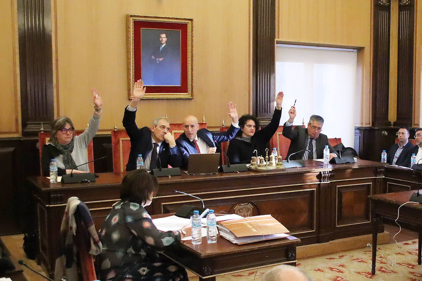 Pleno extraordinario sobre el viaje del alcalde de León a Catar. «No ha habido inversión ni promoción de León; sólo ha habido un obsequio en forma de placer y lujo a usted y su mujer», asegura la oposición. Diez defiende los logros del desplazamiento: «No me parará la reprobación, solo el pueblo de León».
