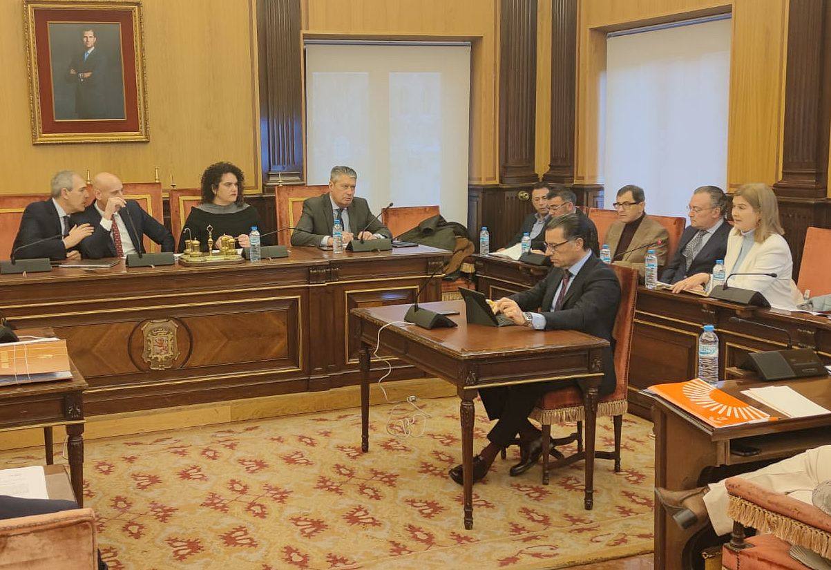 Pleno extraordinario sobre el viaje del alcalde de León a Catar. «No ha habido inversión ni promoción de León; sólo ha habido un obsequio en forma de placer y lujo a usted y su mujer», asegura la oposición. Diez defiende los logros del desplazamiento: «No me parará la reprobación, solo el pueblo de León».