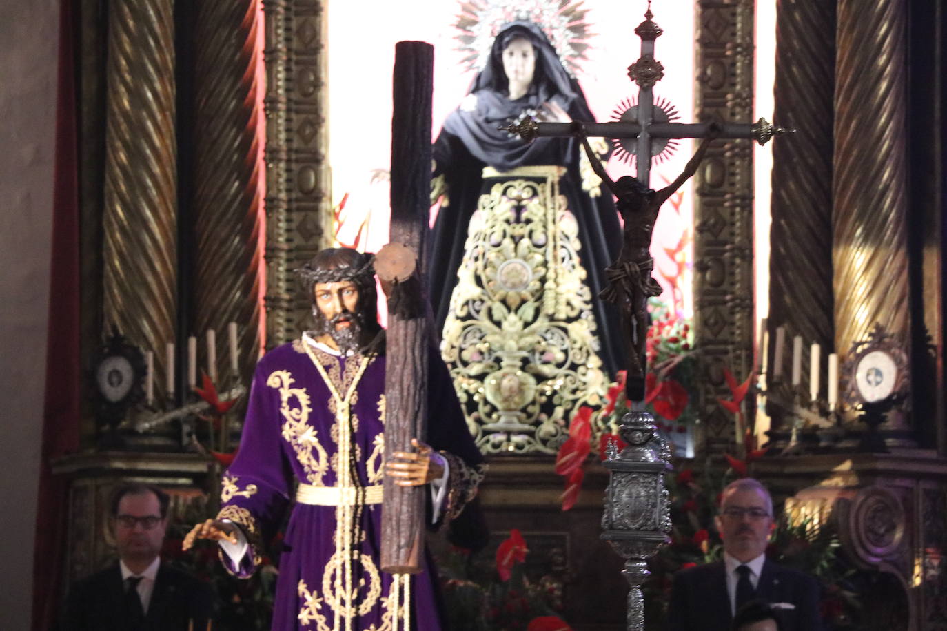 Acto de besapié a la figura de Nuestro Padre Jesús Nazareno en la capilla de Santa Nonia de León.