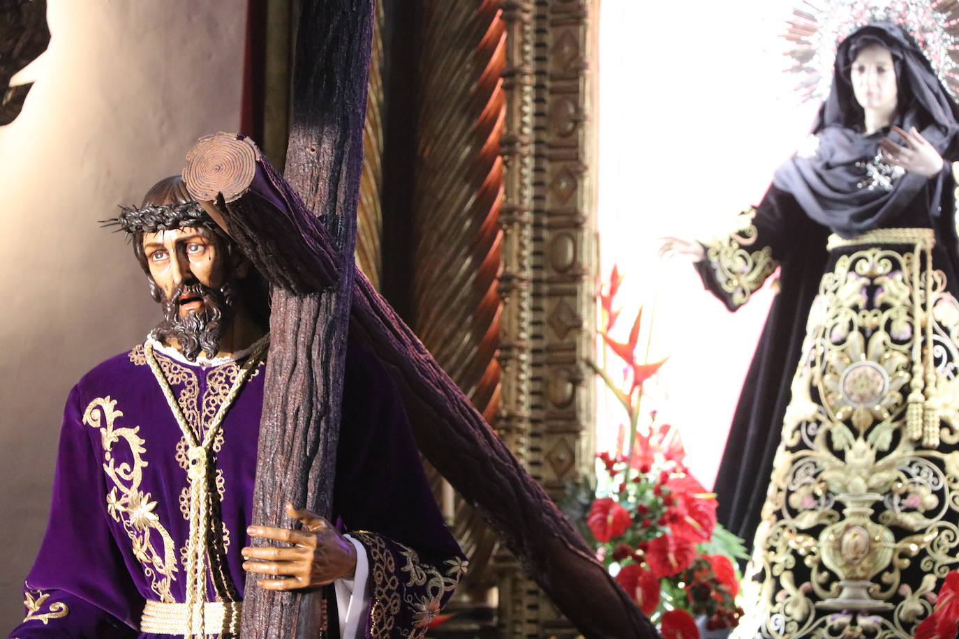 Acto de besapié a la figura de Nuestro Padre Jesús Nazareno en la capilla de Santa Nonia de León.