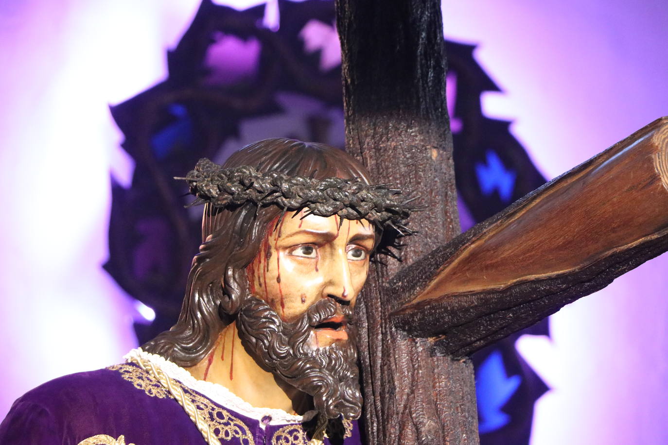 Acto de besapié a la figura de Nuestro Padre Jesús Nazareno en la capilla de Santa Nonia de León.